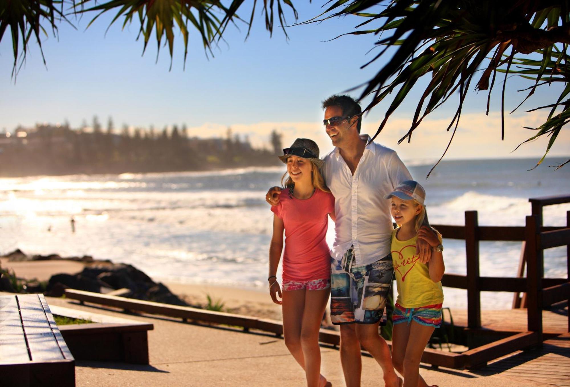 Rumba Beach Resort Caloundra Exterior photo A family at the beach