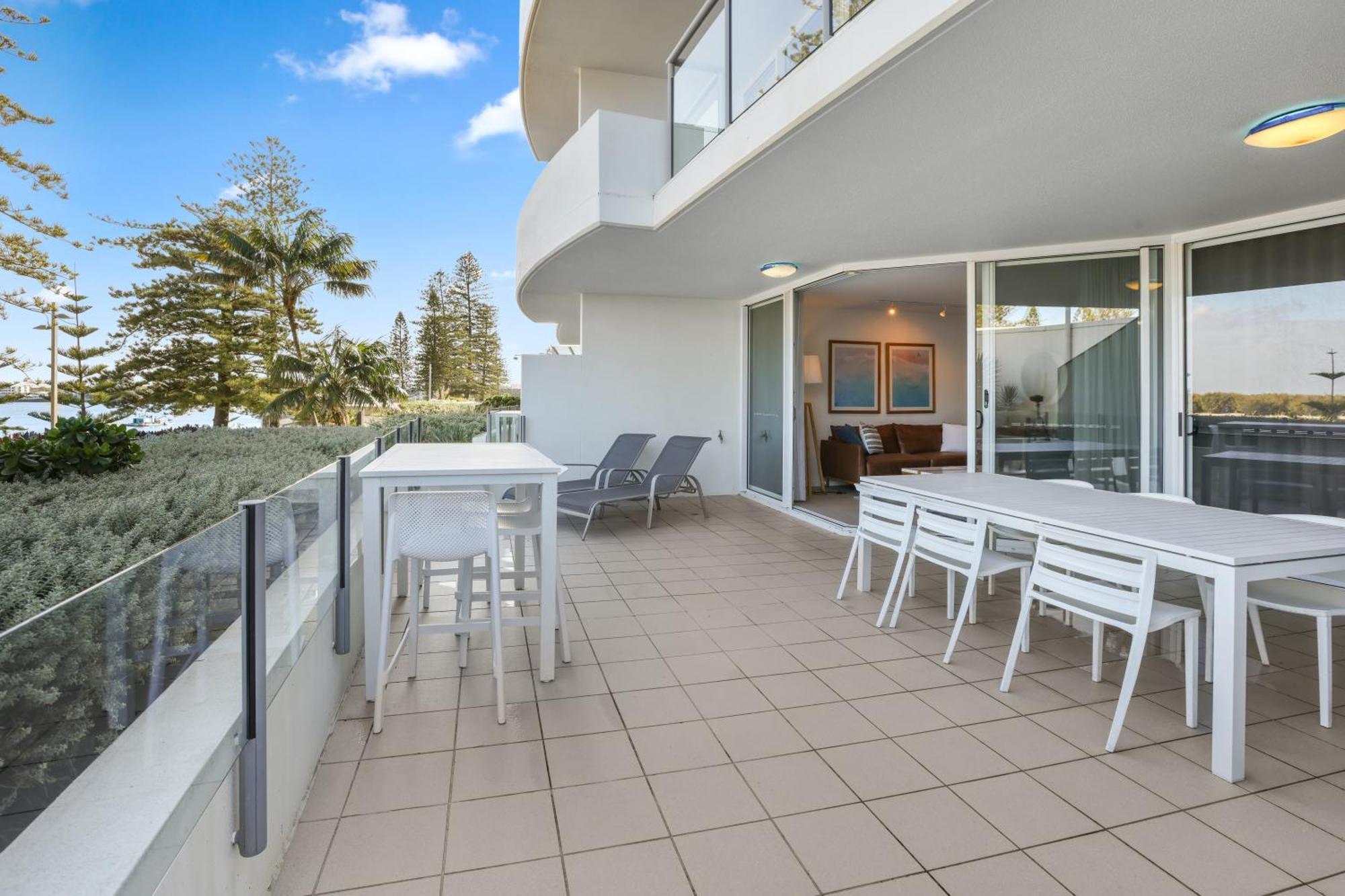 Rumba Beach Resort Caloundra Exterior photo A balcony
