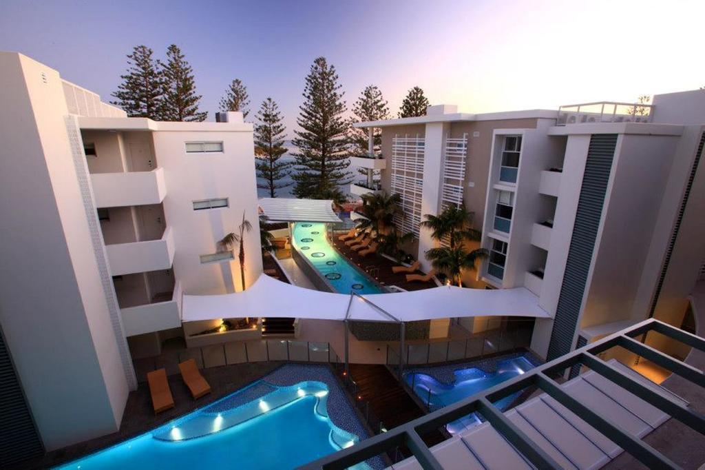 Rumba Beach Resort Caloundra Exterior photo The pool at the Mantra Crown Towers